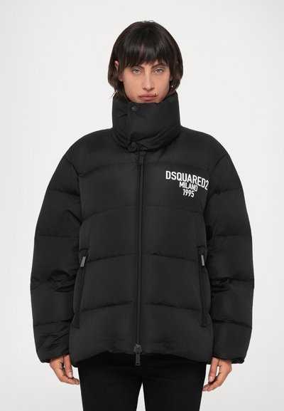 Schwarze Steppjacke mit hohem Kragen, Reißverschluss und gesticktem Logo. Sie verfügt über ein gestepptes Design und zwei Seitentaschen.