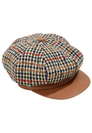 Czapka typu flat cap z wielokolorową tkaniną w jodełkę na górze oraz brązowym skórzanym daszkiem i guzikiem na szczycie, przedstawiona na białym tle.