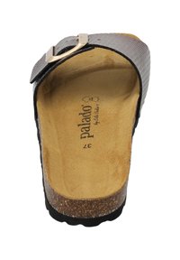 Schwarze, strukturierte Rutschsandale mit einem Korkfußbett, verstellbarem Riemen mit einer metallischen Schnalle und konturiertem Design für zusätzlichen Komfort.