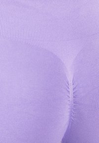 Lila Leggings aus dehnbarem Stoff mit geripptem Textur, glatter Oberfläche und gerafftem Detail in der Mitte des Rückens für eine figurbetonte Silhouette.