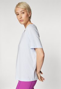 Sweaty Betty ESSENTIAL V-NECK - Basic T-shirt - salt blue