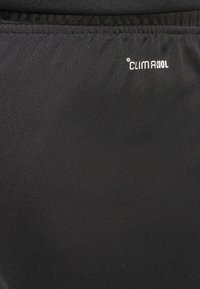 Sorte atletikshorts lavet af svedtransporterende stof, med en glat tekstur og et lille hvidt "ClimaCool"-logo på linningen.