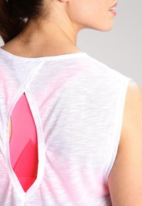 White sleeveless top with a textured finish, featuring a cut-out back revealing a pink layer underneath. Simple, casual design.