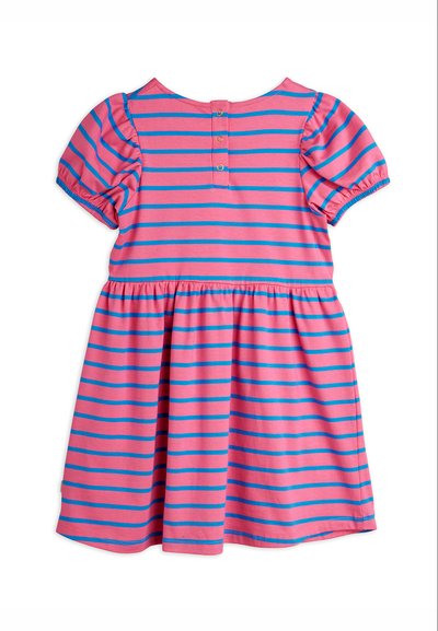 Robe à manches courtes rayée rose et bleue avec taille froncée et fermeture à trois boutons à l'encolure arrière.