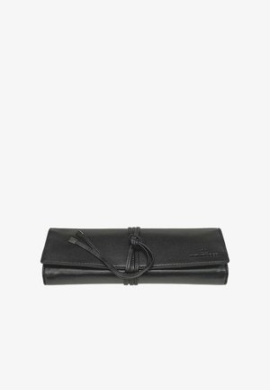 Pochette en cuir noir avec une texture lisse, un design enroulé et une fermeture nouée. Présente un matériel minimal et un logo de marque embossé.