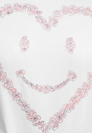 Tessuto bianco con un faccina sorridente composta da rose contornate di rosa, con dettagli sottili che evidenziano i singoli petali e foglie.