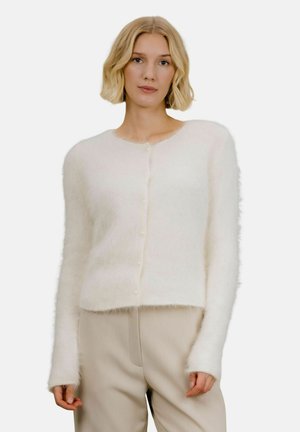Luftig hvit cardigan med rund hals, lange ermer og små knappelukkinger. Laget av myk, teksturert garn.