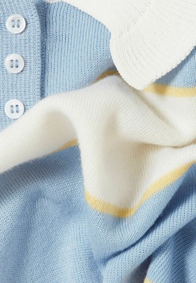 Maglione lavorato a maglia in blu, bianco e giallo. Presenta quattro bottoni bianchi e un colletto a coste. Tessuto morbido con strisce orizzontali.