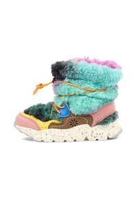 Masywny, wielokolorowy zimowy but z grubym, puszystym, turkusowo-różowym futerkiem na cholewce, żółto-brązowymi akcentami, pomarańczowymi sznurowadłami i białą, nakrapianą podeszwą.