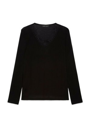 Sort langærmet skjorte med V-hals og delikat blonderkant omkring halsen.