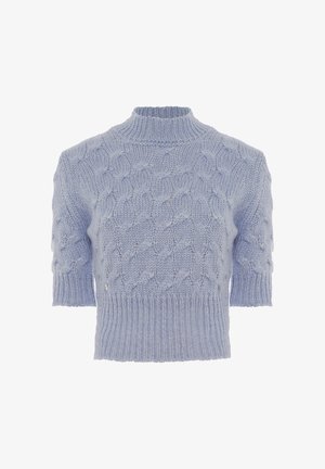Pull bleu clair à manches courtes avec un col montant, présentant un motif de tricot en câble texturé et un ourlet côtelé. Matière douce, coupe décontractée.