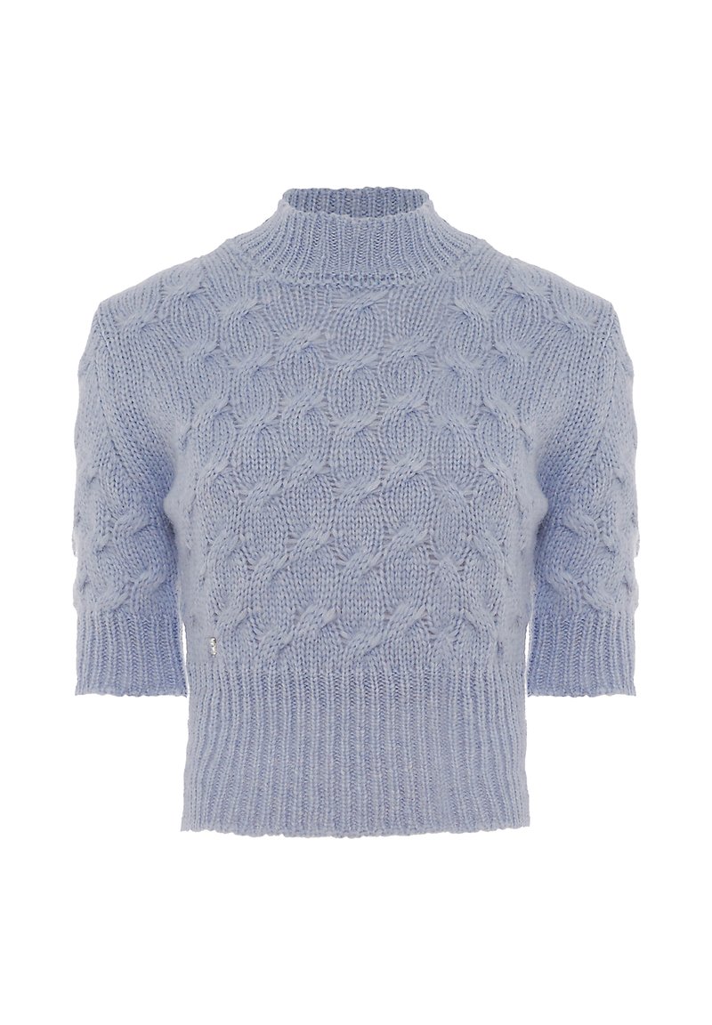 Maglione azzurro chiaro a maniche corte con un collo alto, caratterizzato da un motivo a treccia testurizzato e orlo a coste. Materiale morbido, vestibilità comoda.