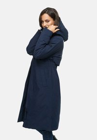 Doudoune bleu marine avec capuche, dotée d'une taille cintrée, d'une fermeture éclair à l'avant et de poches latérales. Texture lisse et design moderne.