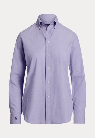Camicia da uomo a maniche lunghe di colore lilla chiaro con bottoni, colletto abbottonato e logo ricamato sul polsino sinistro.