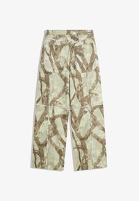 Zelene cargo hlače s smešnim apstraktnim uzorkom. Imaju velike bočne džepove i ojačane šavove. Tkanina od kombinacije pamuka.