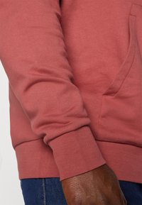 Calvin Klein HERO LOGO COMFORT HOODIE - Camisola - apple butter