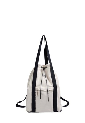 Weißer Canvas-Sportbeutel mit schwarzen Schnüren. Hat eine Fronttasche und dekorative Nähte. Minimalistisches Design mit einem Logo.