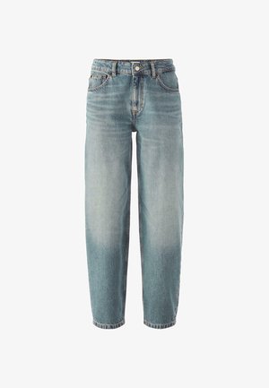 Jeans de mezclilla azul claro con corte holgado, cintura alta y pierna ajustada. Cuenta con cinco bolsillos, cierre de botones y detalles de desgaste sutil.