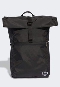 Svart rulltoppsryggsäck med framfickan med dragkedja, spänne, handtag upptill och vitt Adidas-logotyp i nedre högra hörnet.