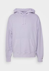 Sweat à capuche violet clair en tissu doux, avec une poche kangourou avant, une capuche à cordon ajustable et un logo brodé discret.