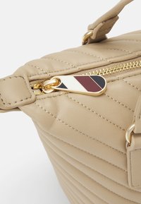 Tommy Hilfiger POPPY REFORM SMALL TOTE  - Rokassoma - beige