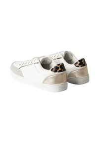 Sneaker bianche con tomaia in pelle liscia, dettagli in suede, tacco dorato metallico e particolare sul retro con stampa leopardata. Suola in gomma.