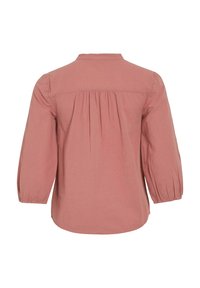 Dammig rosalångärmad blus, med krage, och med en framdraget bakstycke och ballongärmar. Mjukt, lätt tyg med en slät yta.