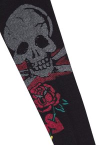 Calze nere con un design di teschio grigio e ossa incrociate, arricchite da rose rosse e foglie verdi. Tessuto testurizzato con colori vivaci.