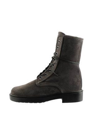 Dunkelgrauer Wildleder-Stiefel mit schwarzen Schnürsenkeln, Metallösen und schwarzer Gummisohle, seitlich auf weißem Hintergrund dargestellt.
