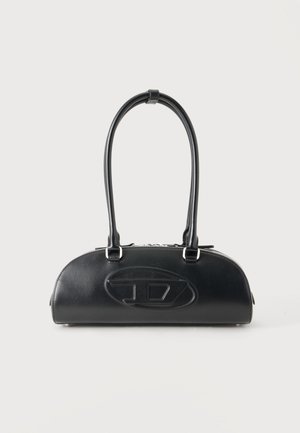 Borsa a mano in pelle nera con manici doppi lunghi e logo ovale in rilievo sul davanti, mostrata su uno sfondo chiaro e semplice.
