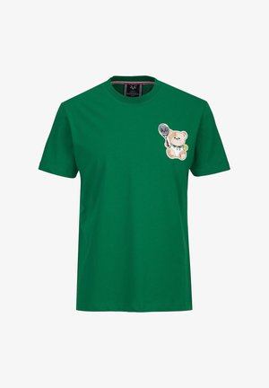 Groen T-shirt met korte mouwen en een klein geborduurd teddybeertje dat een tennisracket en bal vasthoudt op de linkerborst.