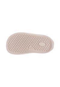 Suela de zapato color beige claro con un patrón texturizado en forma de panal; bordes redondeados y forma ovalada ligeramente elevada cerca del tacón; etiquetada con los detalles de la talla.