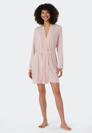Robe rose clair, de longueur genou, fabriquée en tissu doux, dotée de longues manches, d'une taille ceinturée et d'un décolleté en V profond.