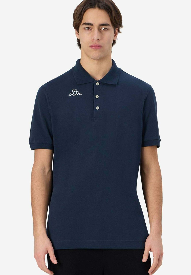 Polo navy blu in cotone con colletto a bottoni, maniche corte e un piccolo logo bianco sul lato sinistro del petto.