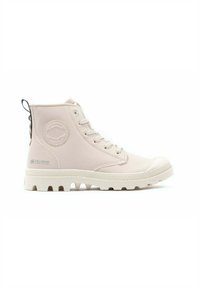 Sneaker alte in materiale sintetico rosa pallido, con un patch rotondo del logo, chiusura con lacci davanti e suola in gomma testurizzata con scanalature per la trazione.