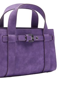 Fioletowa torebka zamszowa z podwójnymi uchwytami, prostokątnym kształtem i detalem w postaci klamry z przodu. Posiada widoczne przeszycia i teksturowaną powierzchnię.