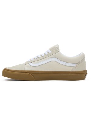 Beige canvas sneakers met witte accenten, platte witte veters en een bruine rubberen zool. Beschikt over een klassiek laag model en een ronde neus.