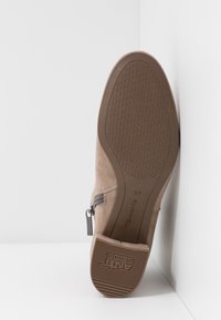Tamaris Tronchetti - taupe
