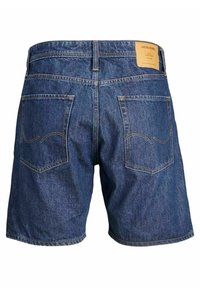 Pantalones cortos de mezclilla con un lavado azul oscuro, con un corte recto, dos bolsillos traseros y una etiqueta de marca de cuero en la cinturilla.