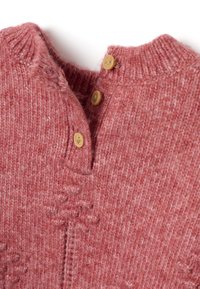 Maglione in lana lavorato a maglia di colore rosa polveroso, con scollo henley e tre bottoni in legno. Finitura testurizzata con polsini a coste.