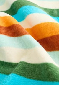 Pătură din fleece multicoloră, cu dungi ondulate în turcoaz, crem, portocaliu, maroniu și verde, având o suprafață moale și texturată.