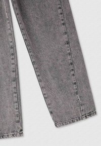 Jeans denim grigi con design a gamba dritta, leggero effetto sbiadito e cuciture ricamate. Il tessuto ha una consistenza liscia con uno stile classico a 5 tasche.