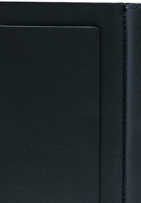 Zwarte leren portemonnee met een gestructureerde afwerking, voorzien van een transparante ID-slot en gestikte randen voor extra duurzaamheid. Compact, minimalistisch ontwerp.