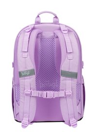 Fioletowy plecak z siateczkowym wyściółką, regulowanymi paskami, odblaskowymi akcentami i centralną klamrą. Wykonany z trwałego materiału z kieszeniami.
