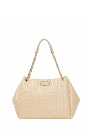 Borsa a tracolla in pelle intrecciata beige con manici a catena dorata e piccola placca logo dorata al centro sulla parte anteriore.