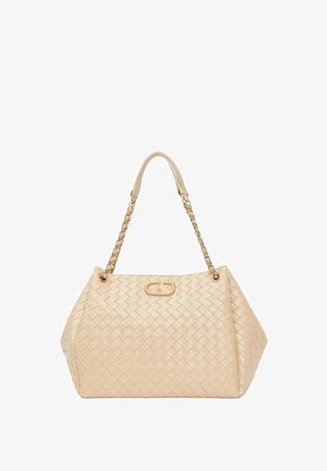 Borsa a tracolla in pelle intrecciata beige con manici a catena dorata e piccola placca logo dorata al centro sulla parte anteriore.