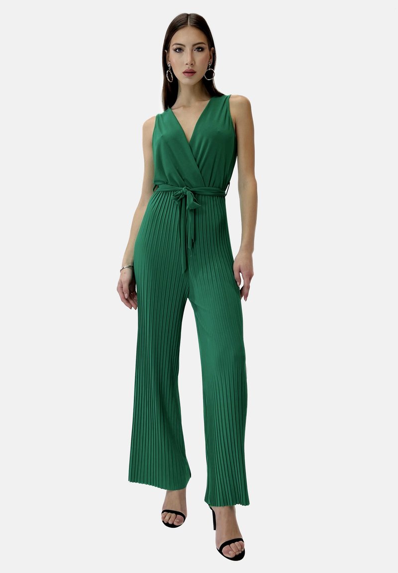Mono verde con pliegues y escote en V profundo, talle ceñido con cinturón y diseño de pierna ancha. Fabricado en un tejido suave y ligero.