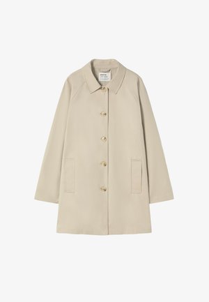 Abrigo beige de longitud media con mangas largas, cuello, cinco botones en la parte delantera y dos bolsillos verticales laterales.