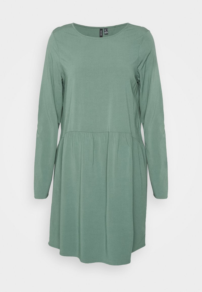 Vestido verde de manga longa feito de tecido suave, com um decote redondo e uma cintura franzida para um ajuste descontraído.