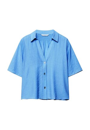 Svijetloplava košulja s kratkim rukavima, gumbima i ovratnikom te nagomilan detalj na stražnjem dijelu vrata, opuštenog kroja, teksturiranog materijala.